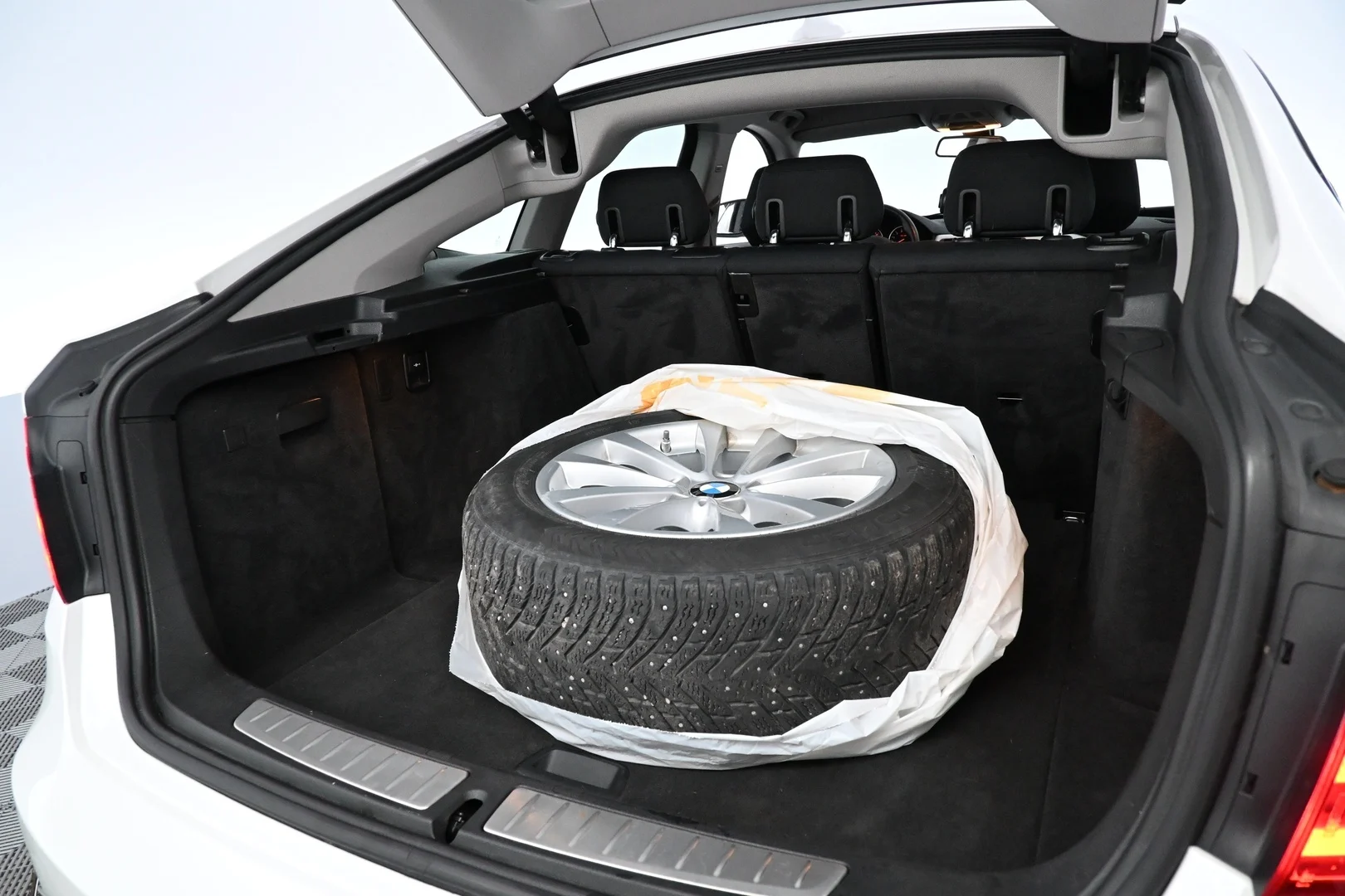 Car Image - 4HUz0bugL2C7wkI1HRUou1
