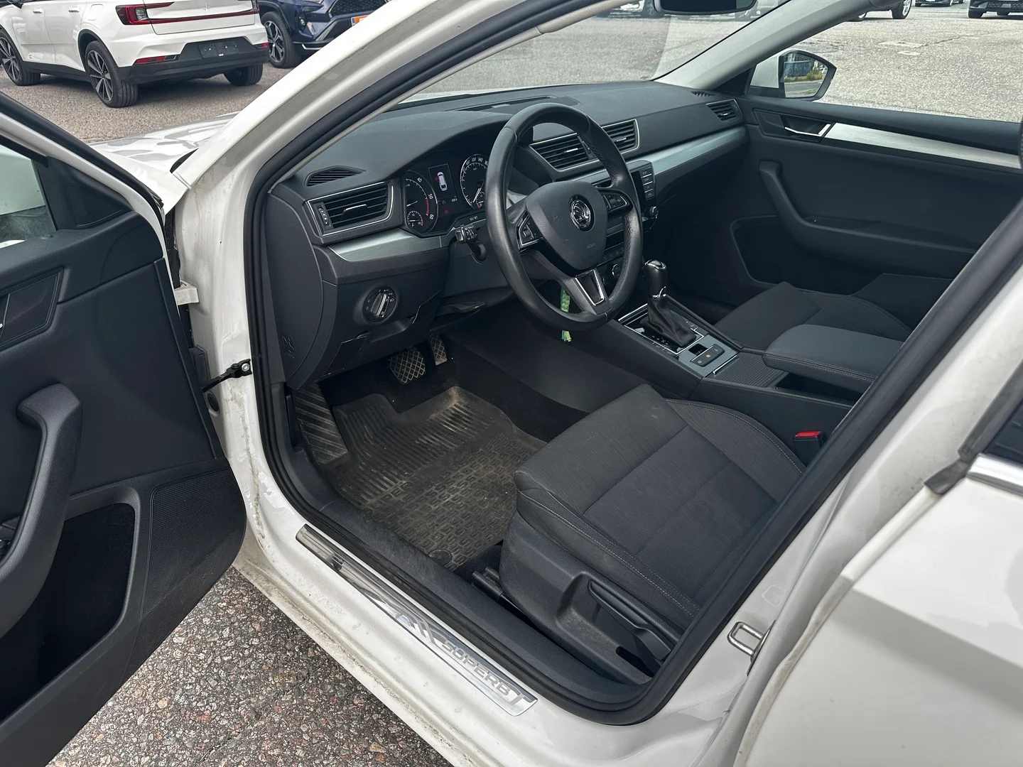 Car Image - Iygh4cp3PXZUhxxKw1B8v