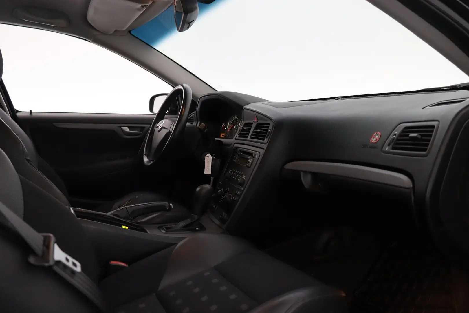 Car Image - om4SZ8IlyiaT3o0NEWvB6