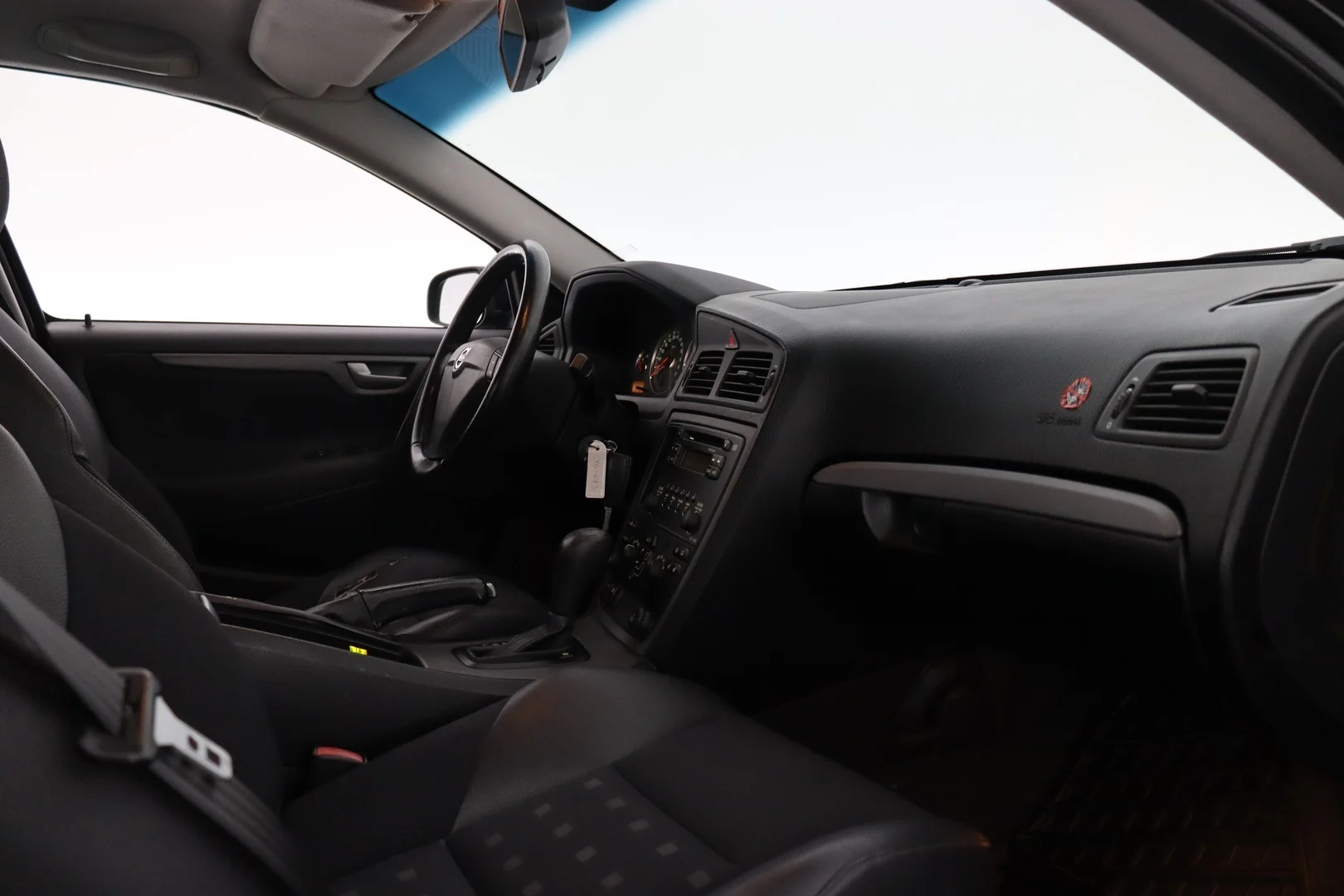 Car Image - om4SZ8IlyiaT3o0NEWvB6