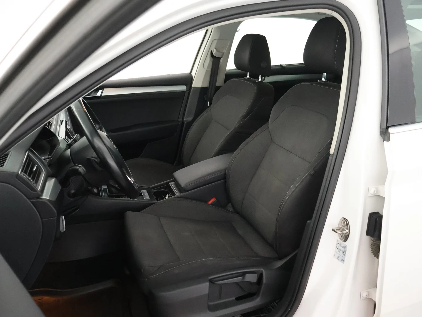 Car Image - 550j7H4KZzt3Dmg2VjLl23