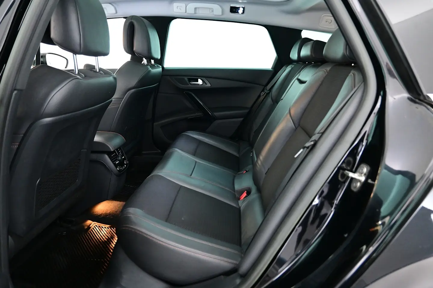 Car Image - 4Rxw3eQ6XqWsuXHgGU3myk