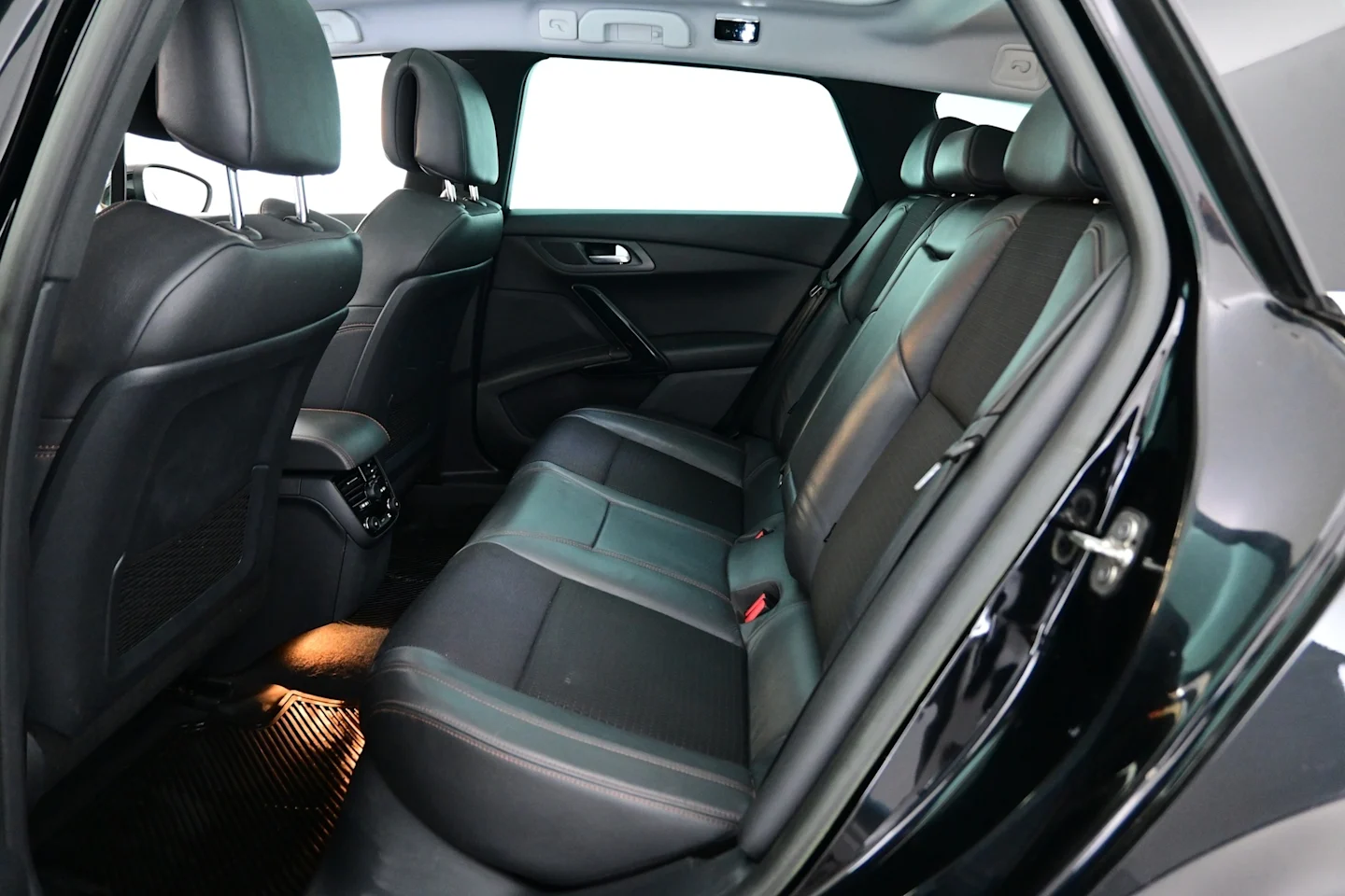 Car Image - 4Rxw3eQ6XqWsuXHgGU3myk