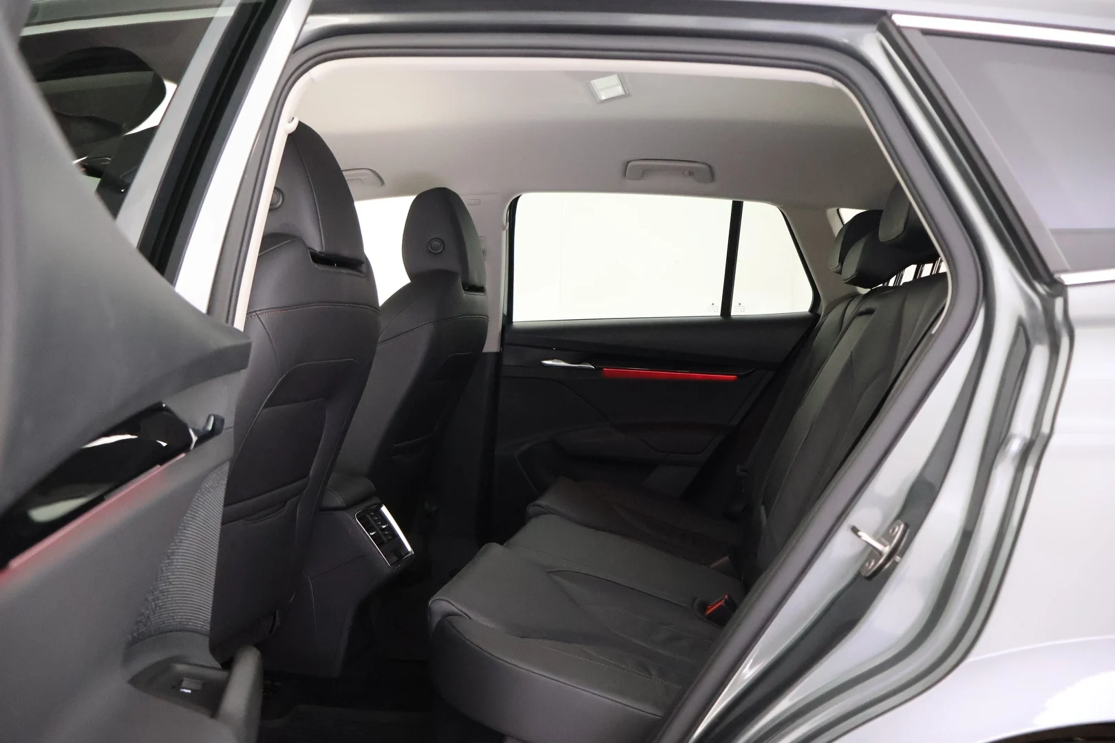 Car Image - 1SN7KGk3wLlJdWDEmy1mmF