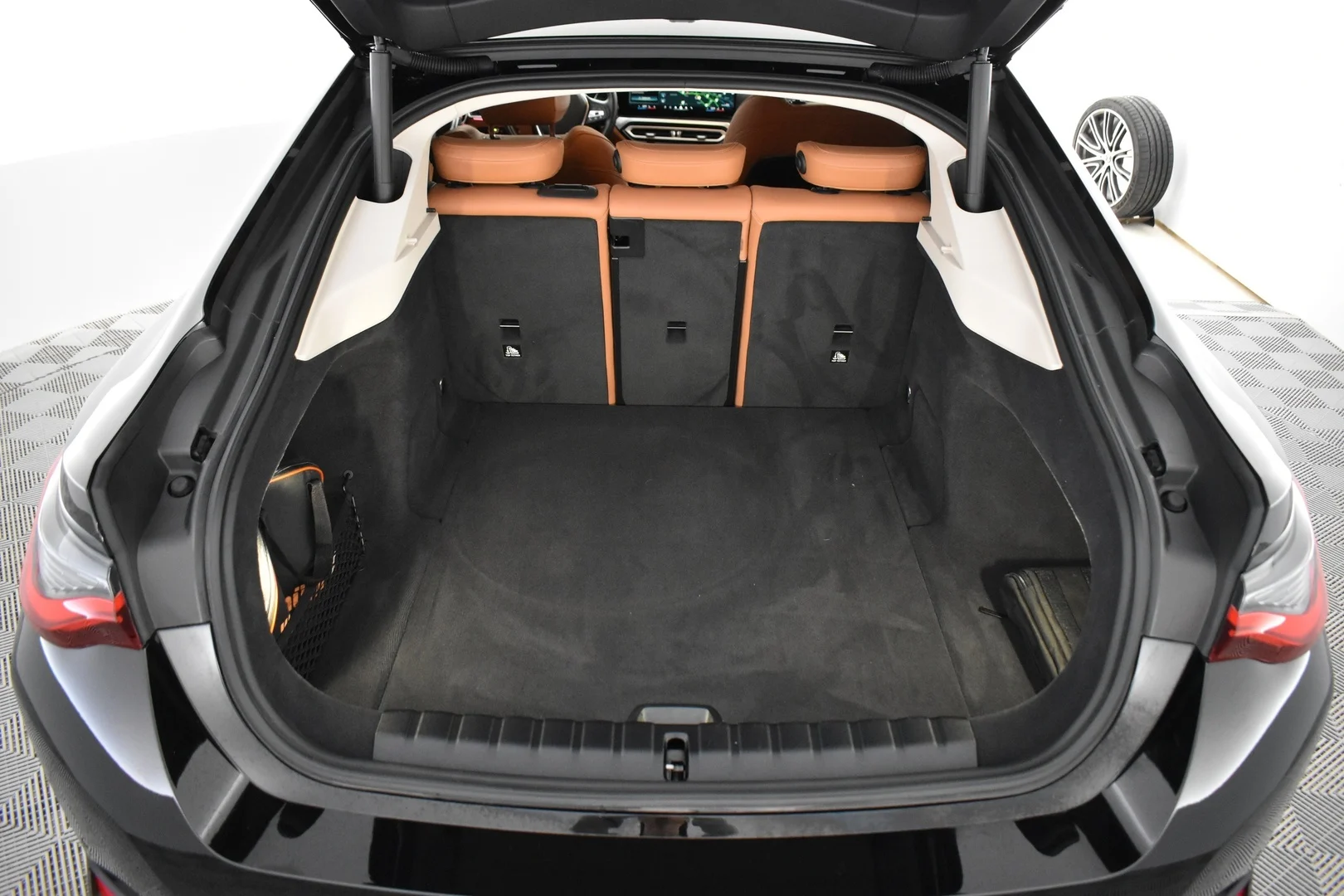 Car Image - 6IYs3Tz4vNO869Qqaoiyen