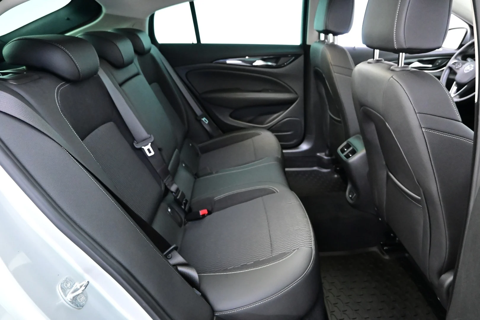 Car Image - oUb8DVvPDAJJHZJr11TzY