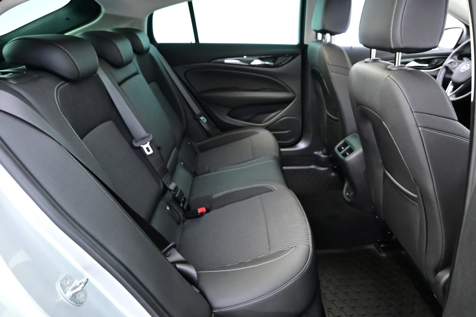 Car Image - oUb8DVvPDAJJHZJr11TzY