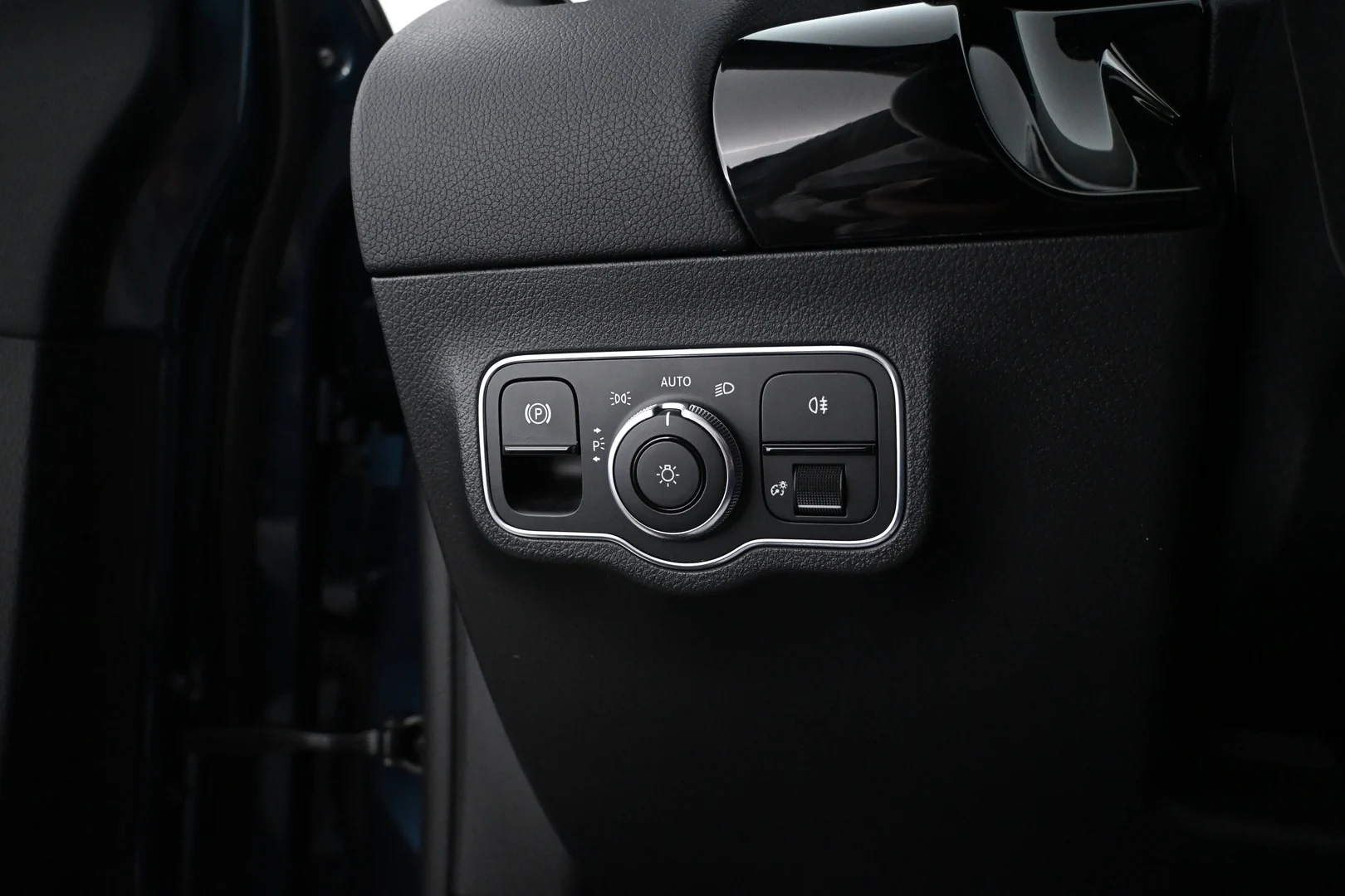 Car Image - 2T7IF9oAU3XIHAlm3c95wI