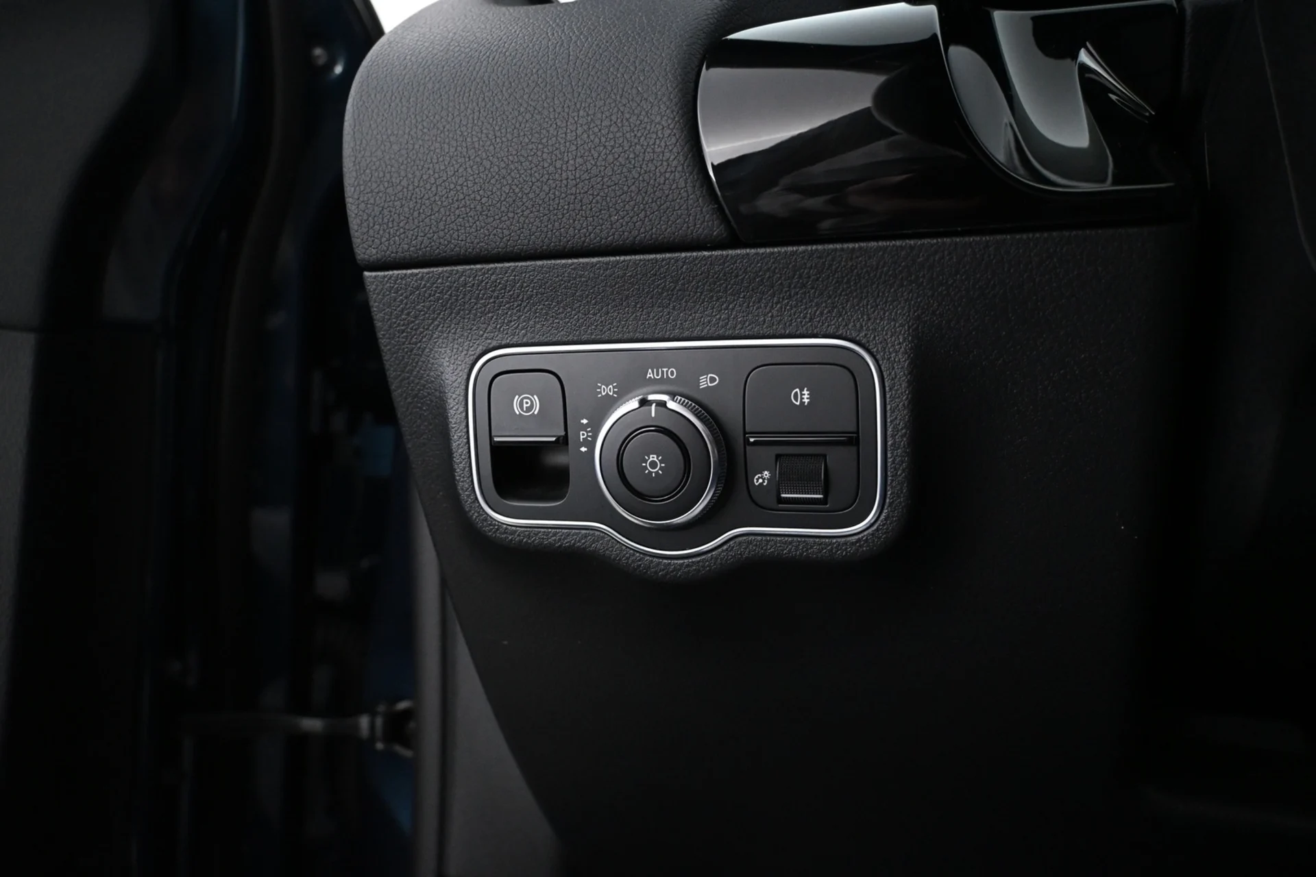 Car Image - 2T7IF9oAU3XIHAlm3c95wI