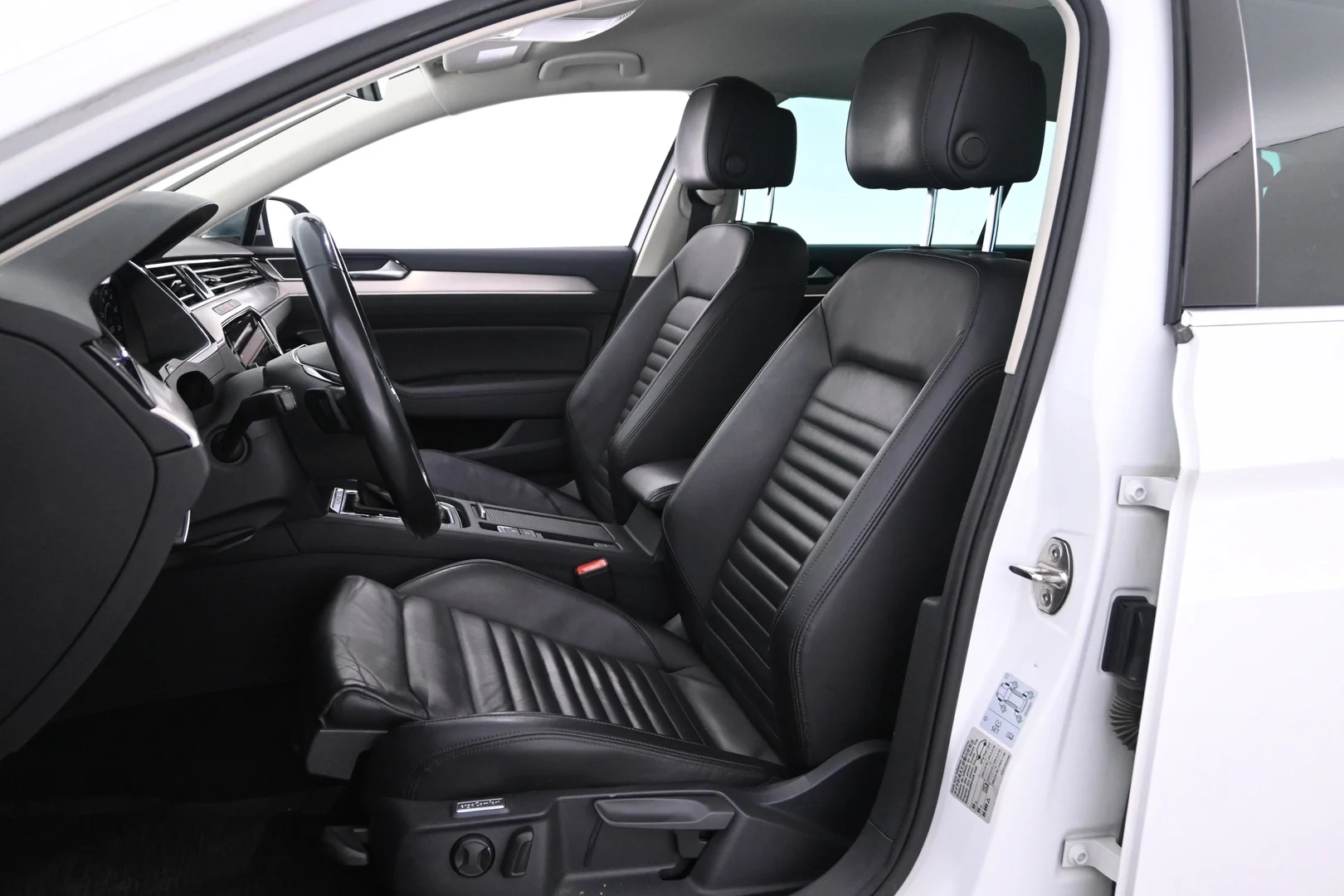 Car Image - 5ggqdE5MUogeGuSrrj2BiC