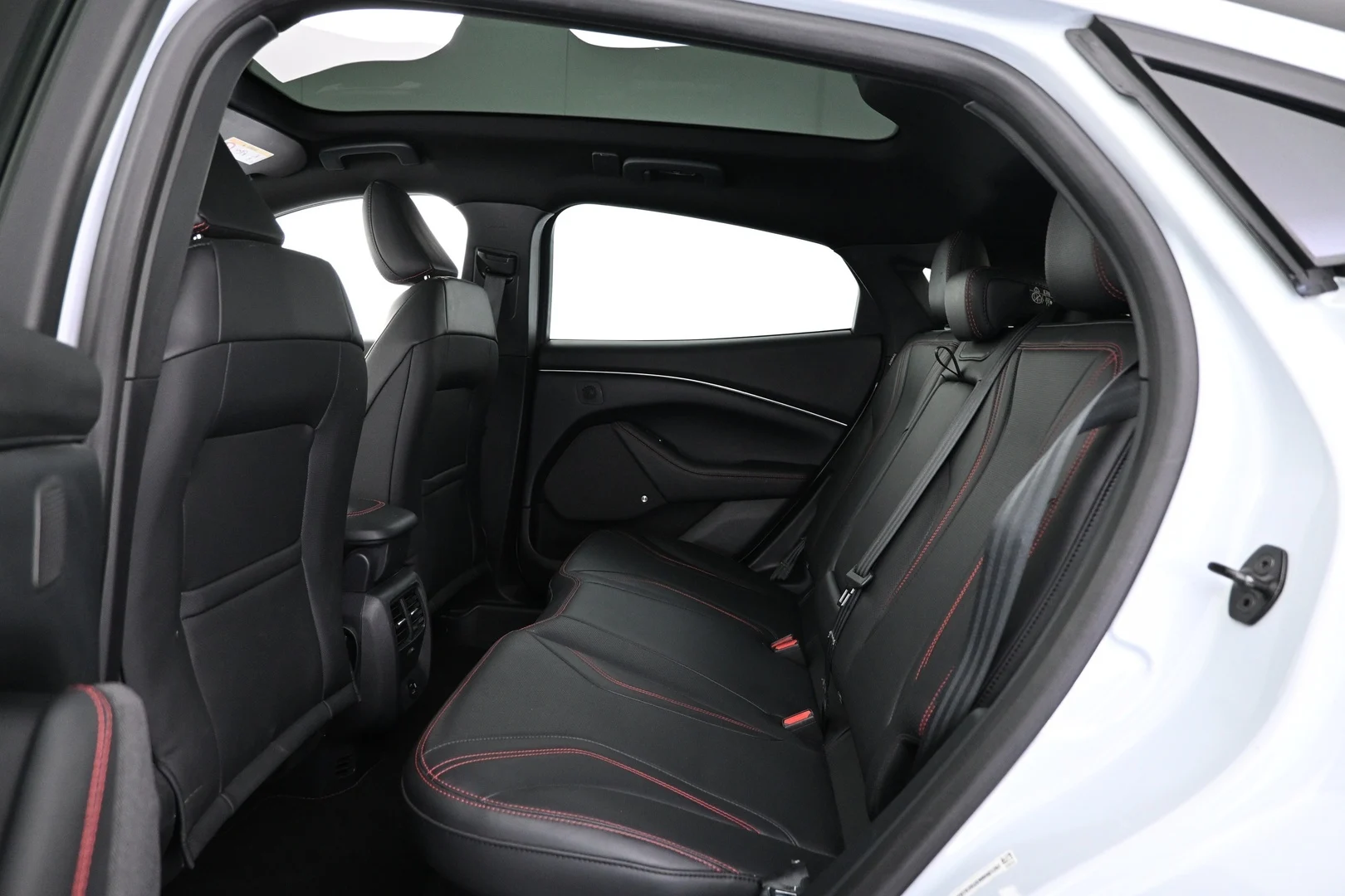 Car Image - 5PbwcrcFGJYB8HZouxb8PT