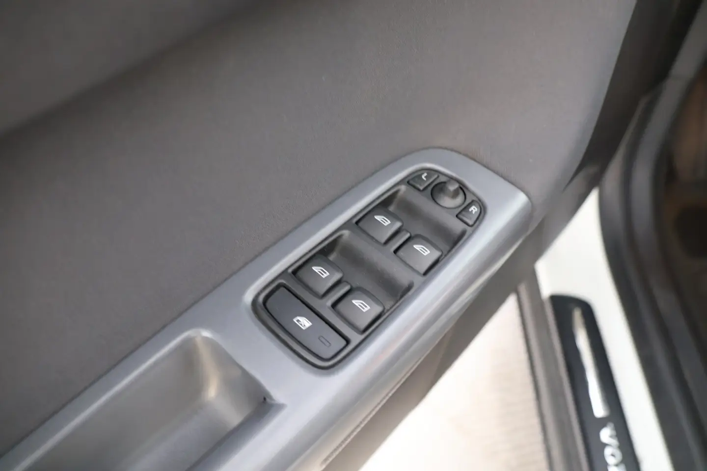 Car Image - 1vNmM4HdGLxh5pw69dmFtN