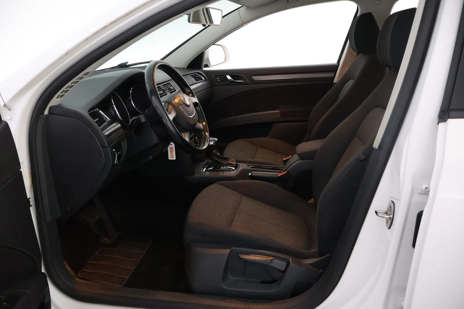 Car Image - 3I5gdL4Eq1CRyXhj6snyIv