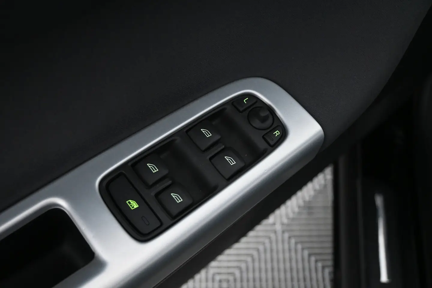 Car Image - 5P8oCN2HwW86aLy512JRRh