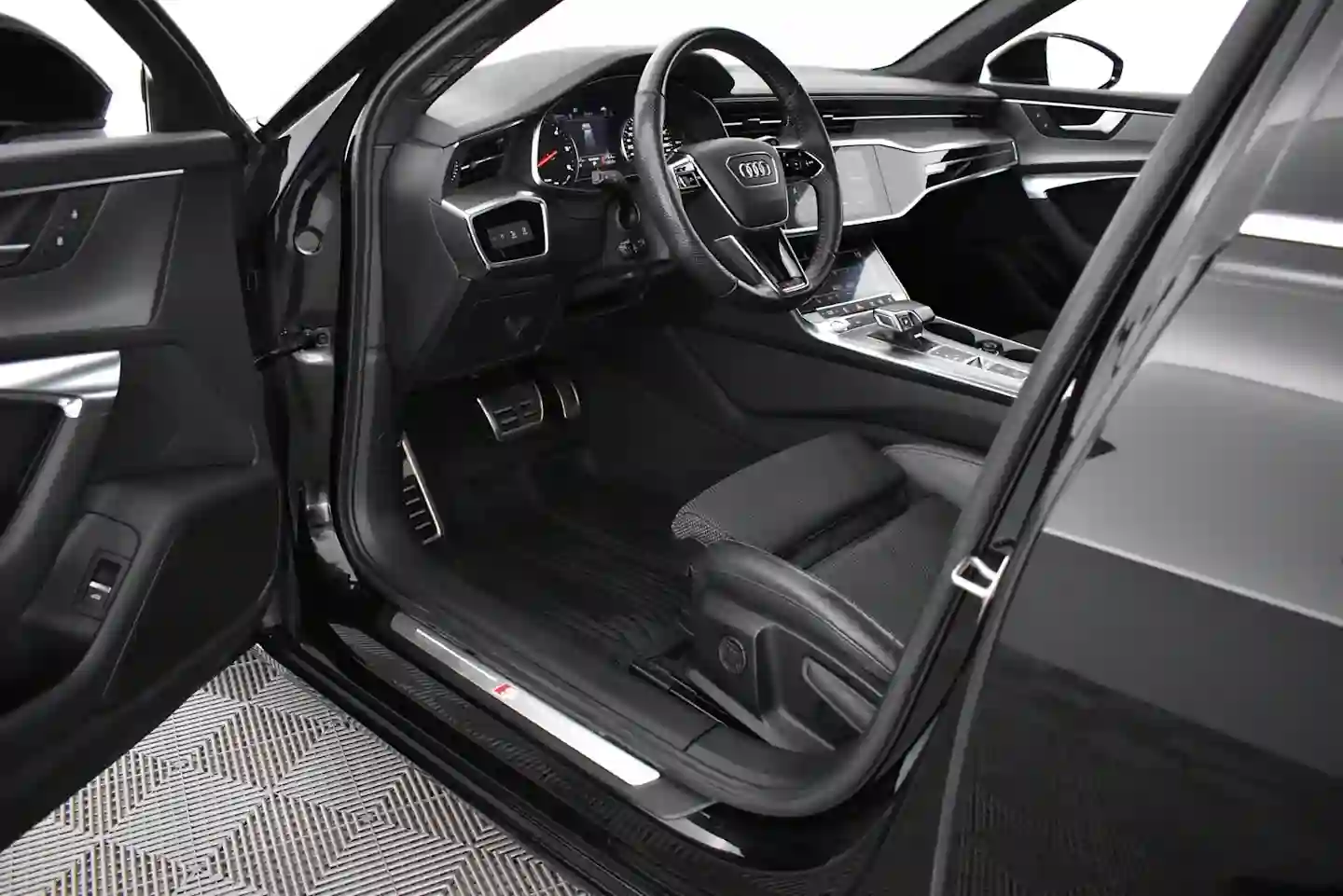 Car Image - 5IulBvw0dADNAPF5GGUc1L