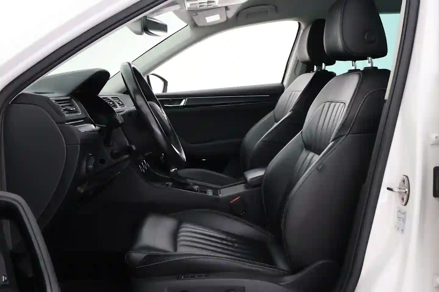 Car Image - 1ppMhnNLcfkB6NYqHdQyeJ