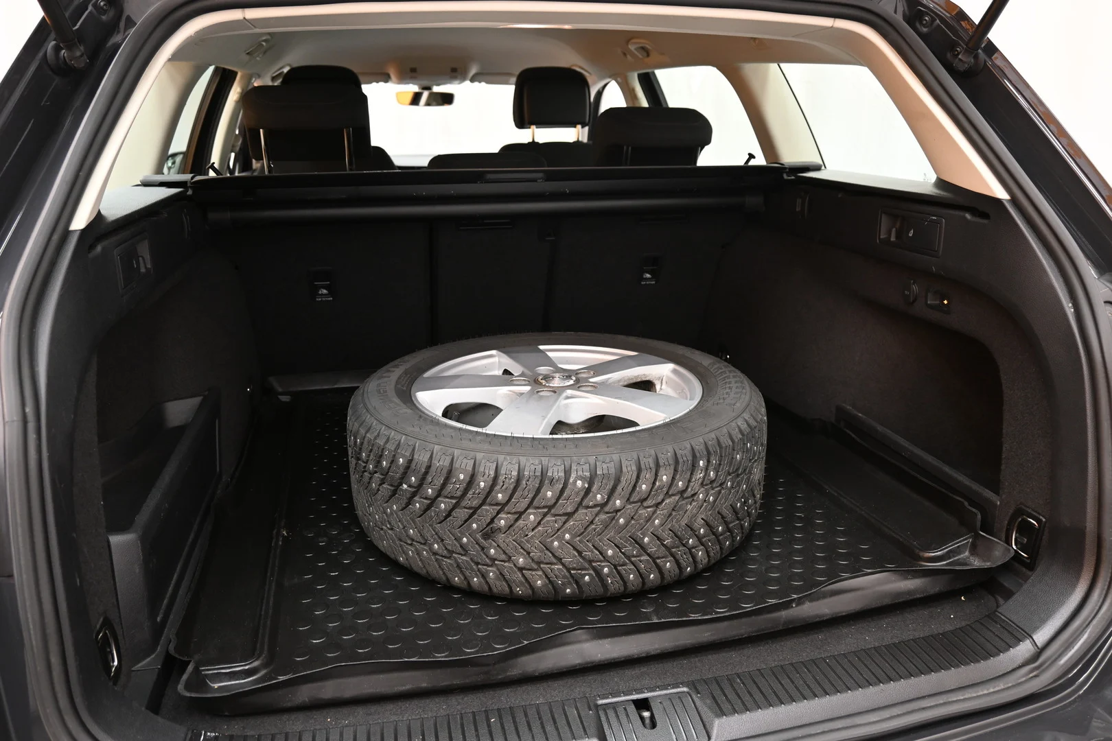 Car Image - 4lIMgOC5v5BJzDkQNsHO8b