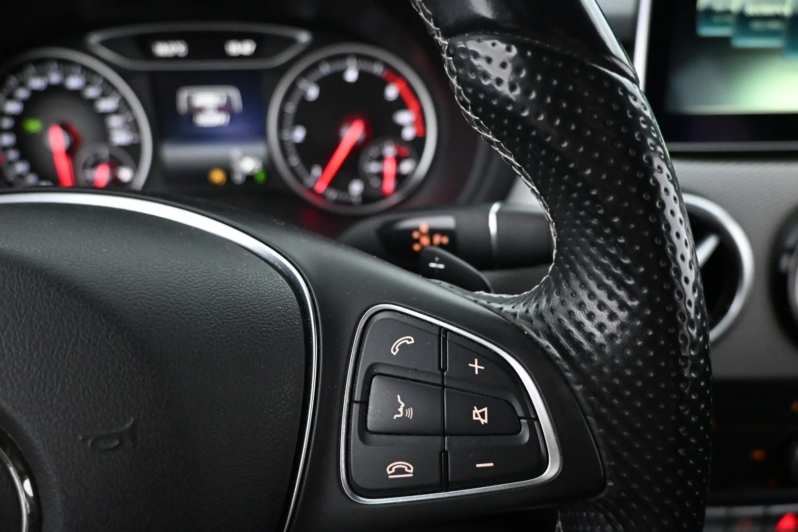 Car Image - vM1Cya0m979Ym4Qgnp8Tx