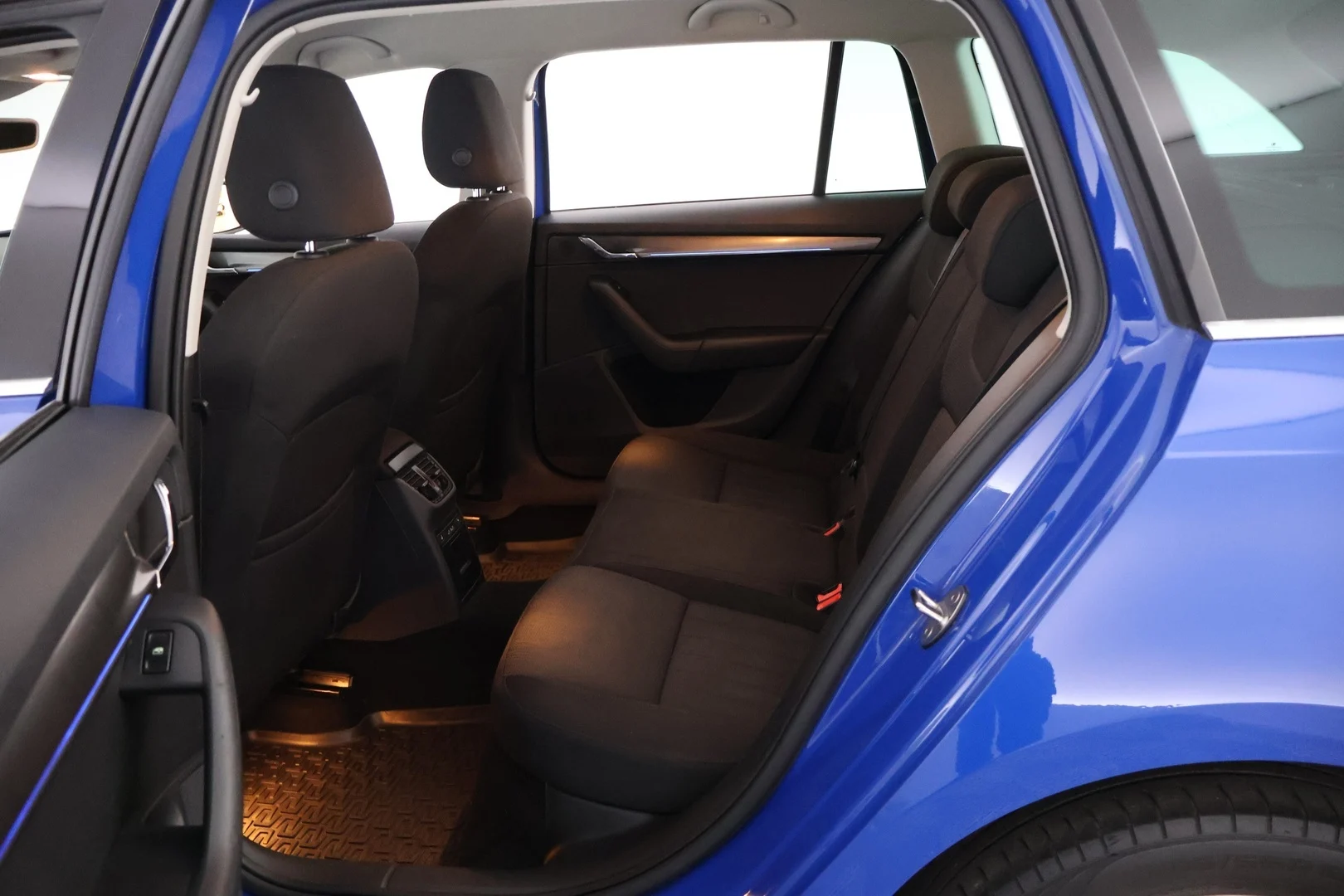 Car Image - 2TI5LPEGPD2NeeGqR4LXom