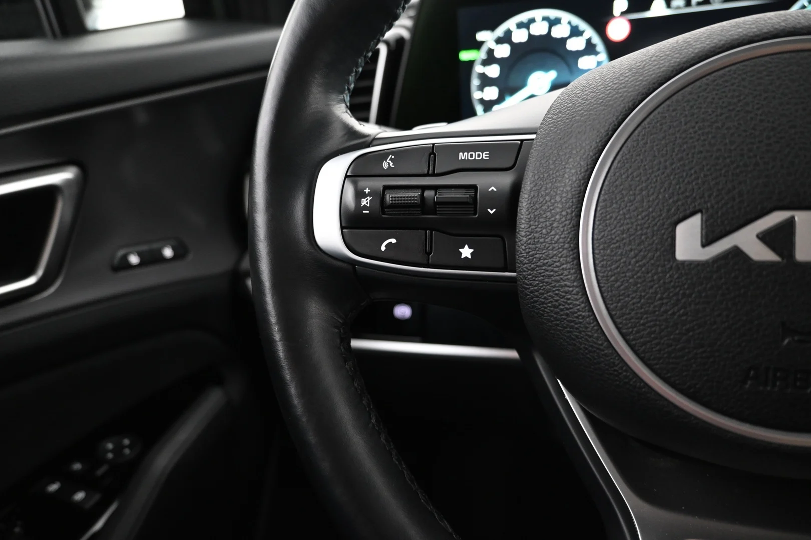 Car Image - 1bntEeaDl5xSw17Z2jUWD4
