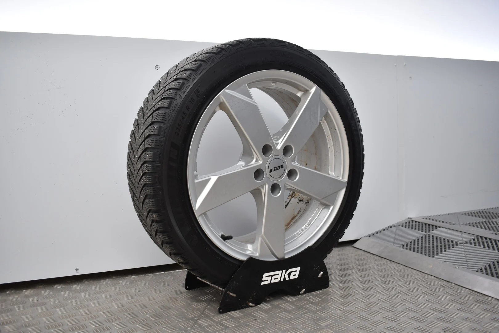 Car Image - 4WnqqSWH00hcIwQev0c6mD