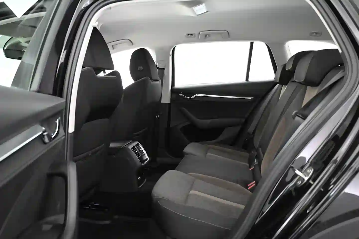 Car Image - 2hOzY5et5VgFlV8DfZG6vr