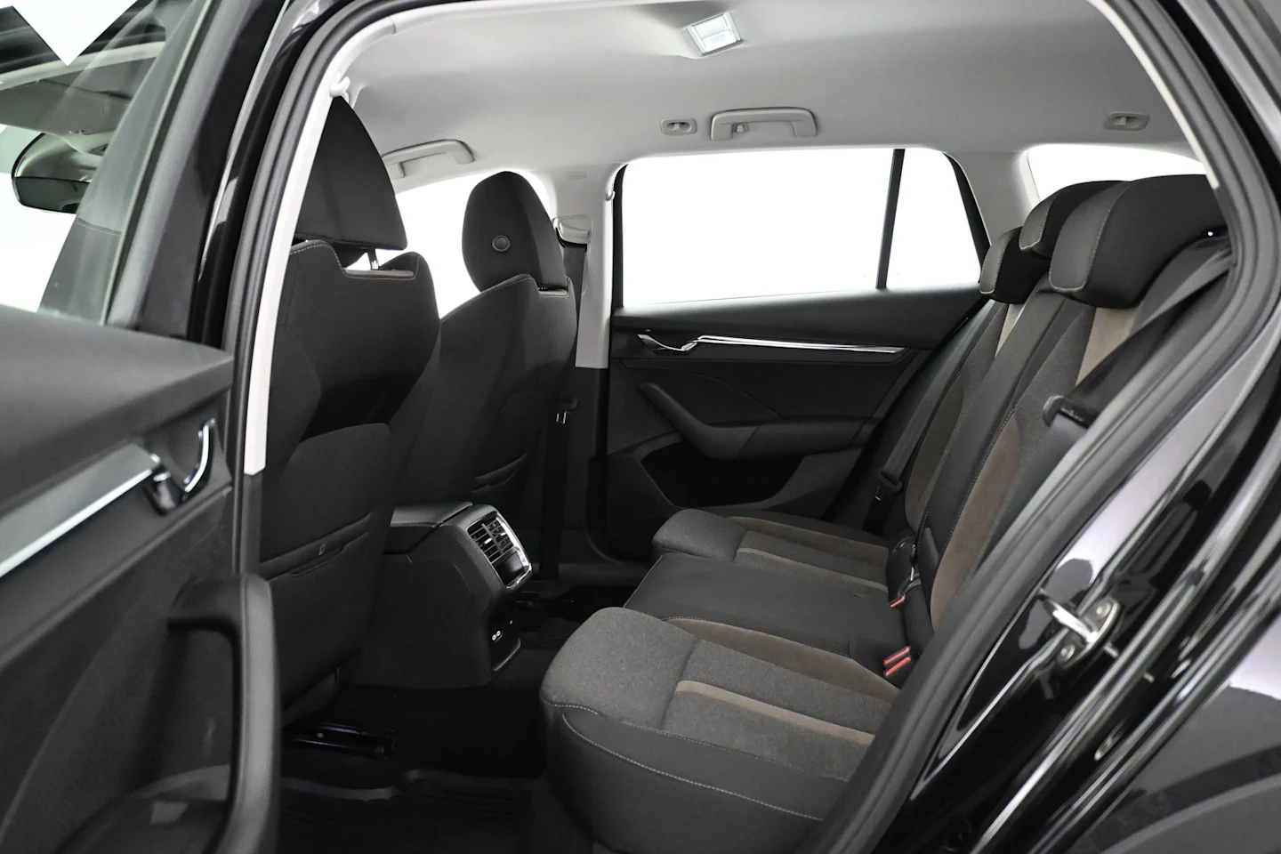 Car Image - 2hOzY5et5VgFlV8DfZG6vr