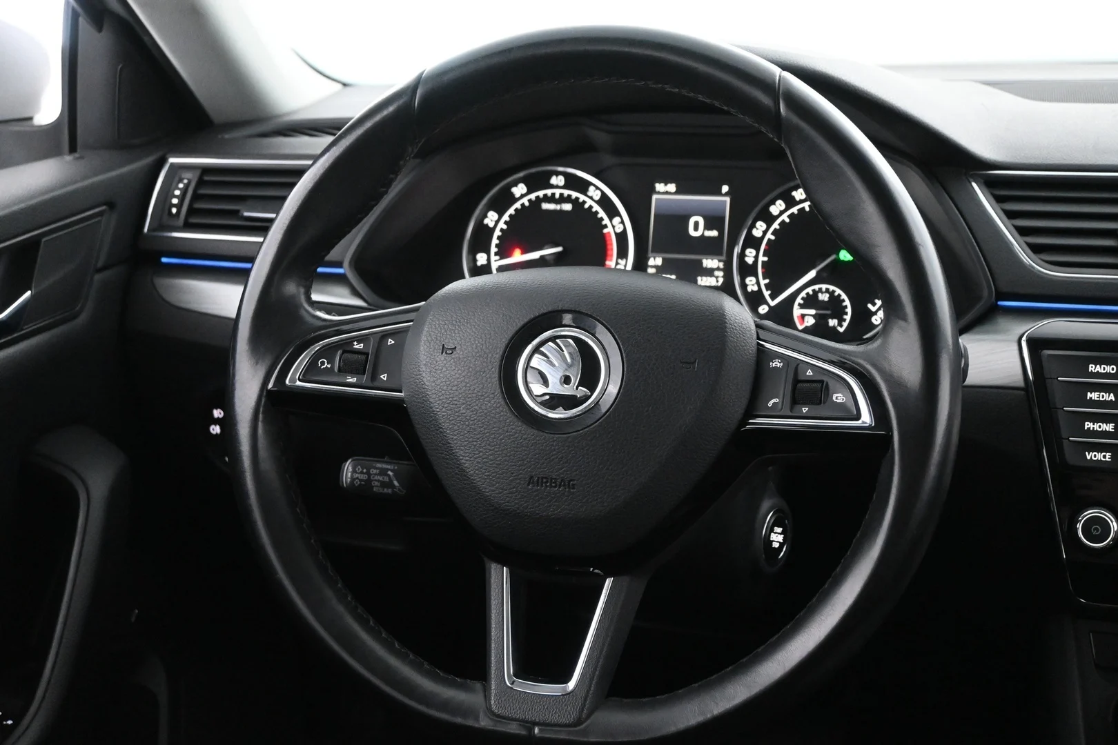 Car Image - gL70p8O1LgRdxLnnQ3AeD