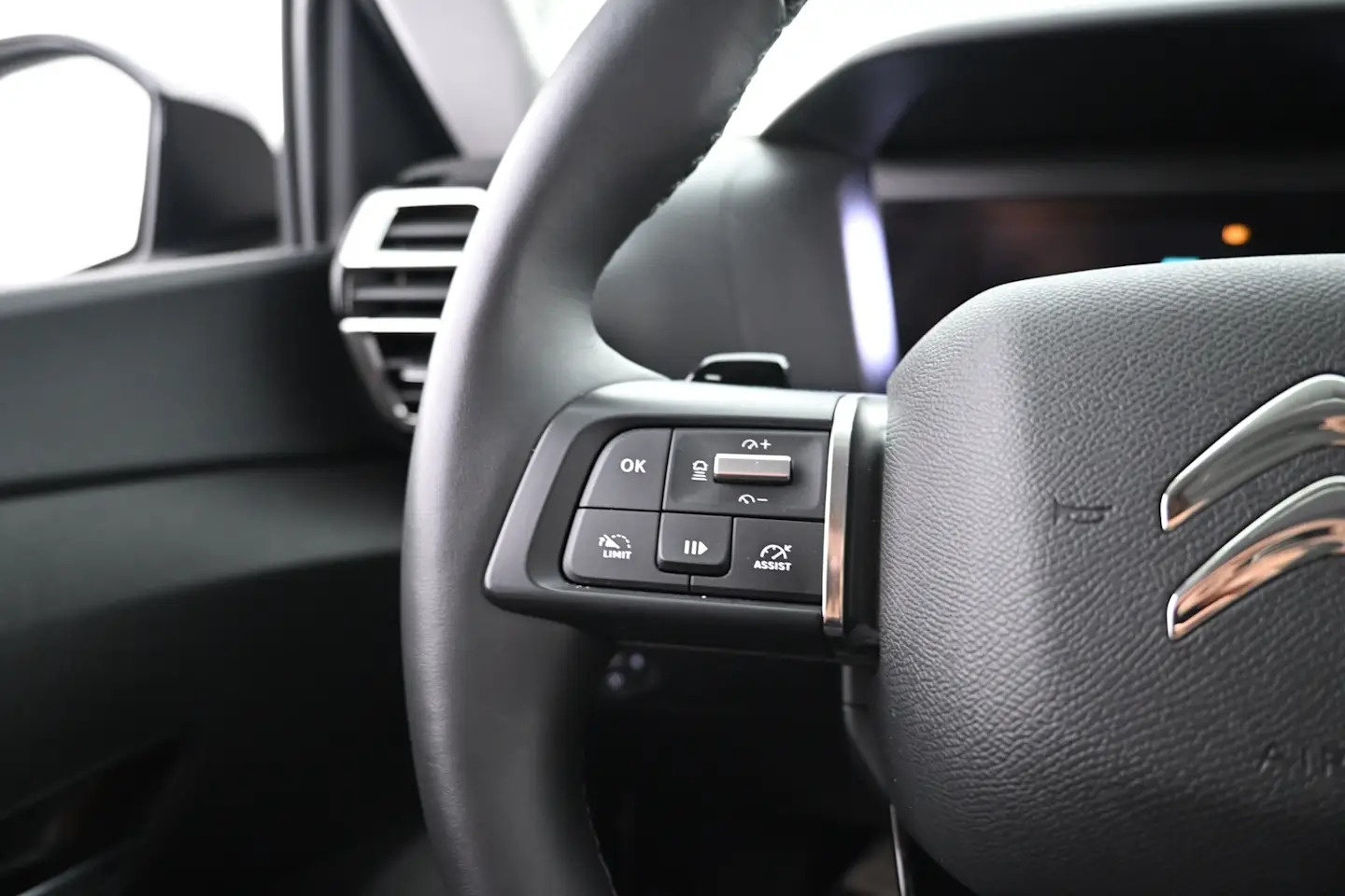 Car Image - 4Vmc8OE0AMLHzTmv4Z4aT7