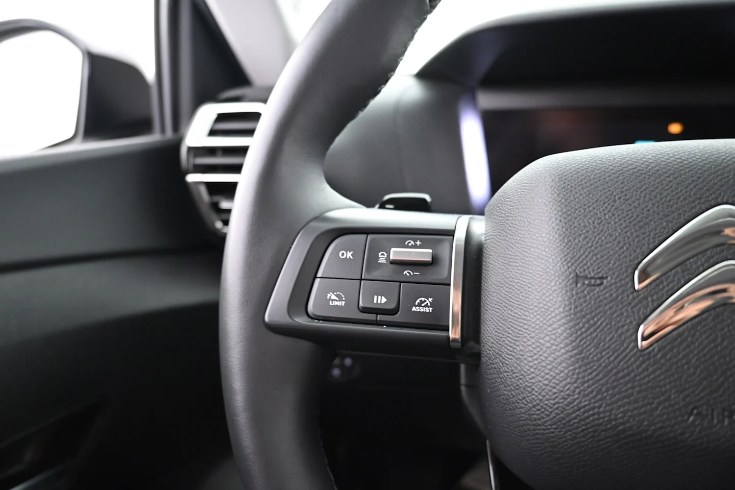 Car Image - 4Vmc8OE0AMLHzTmv4Z4aT7