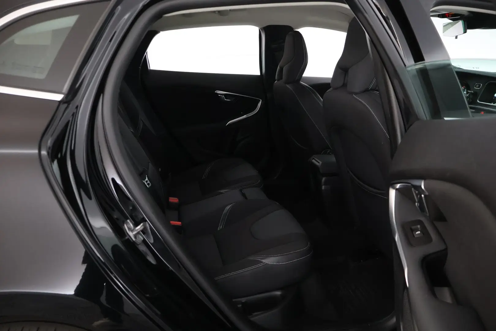 Car Image - Wg8SudLzlc9snLSM6mHfs