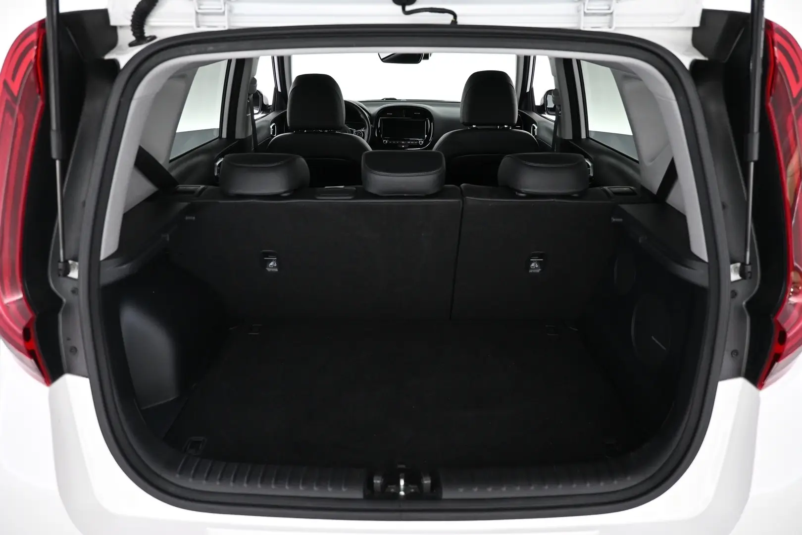 Car Image - 3BnMGAGScN5WFk4l8gI5ON