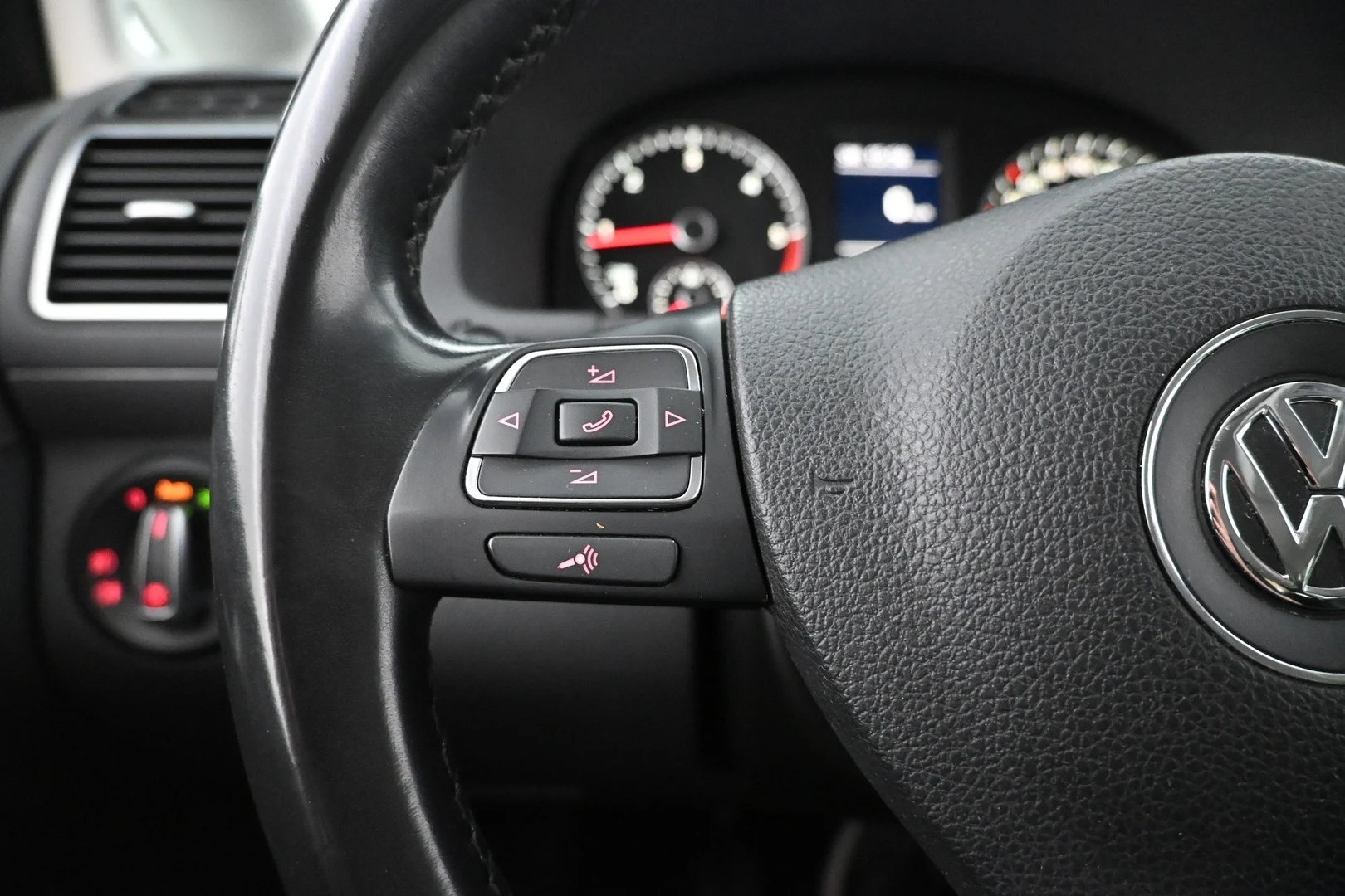 Car Image - 3IVJxxnVImVaTliDIR8Ewf