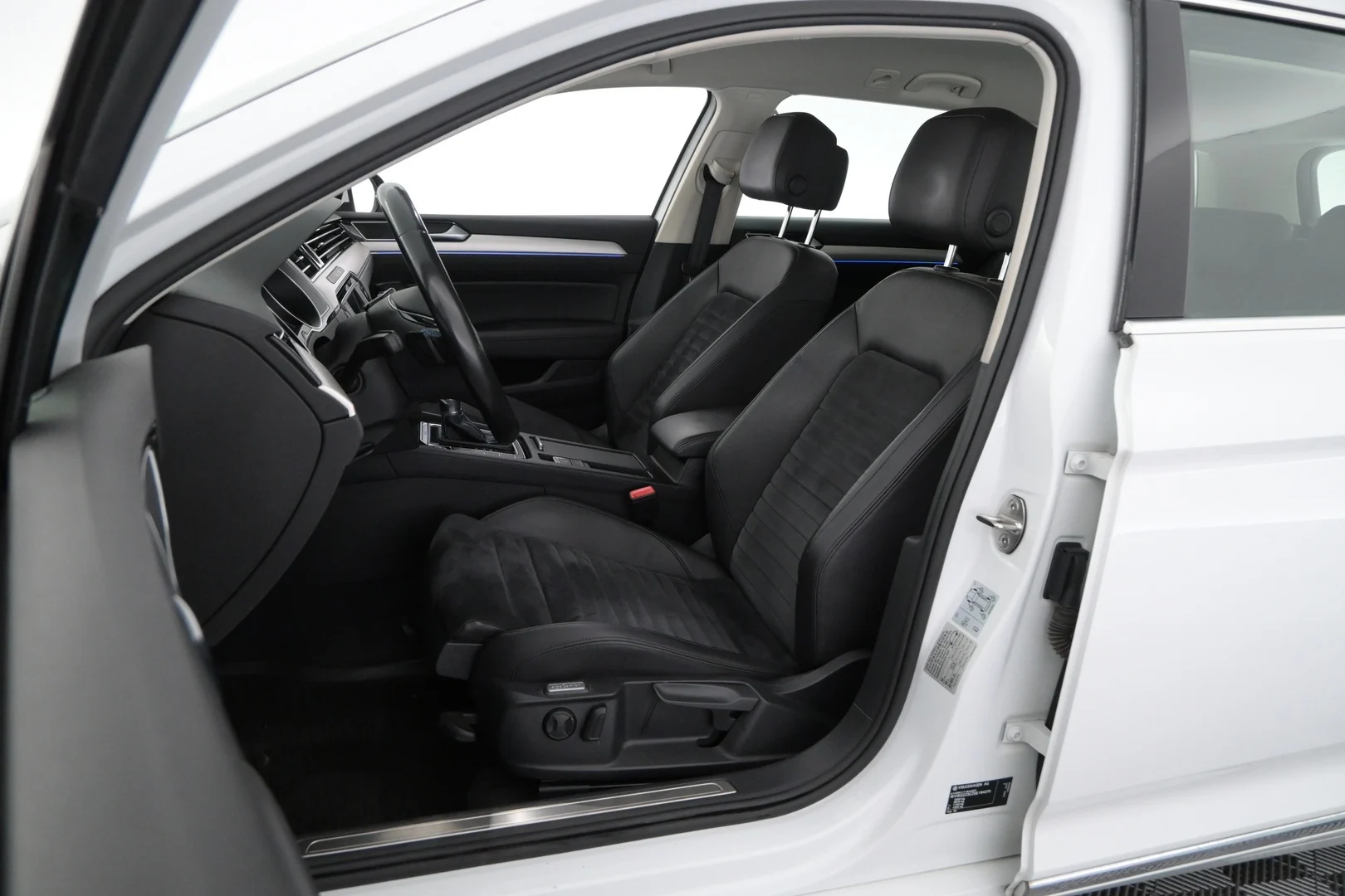Car Image - 608Y6BgCis1zR3TM3gtPPL