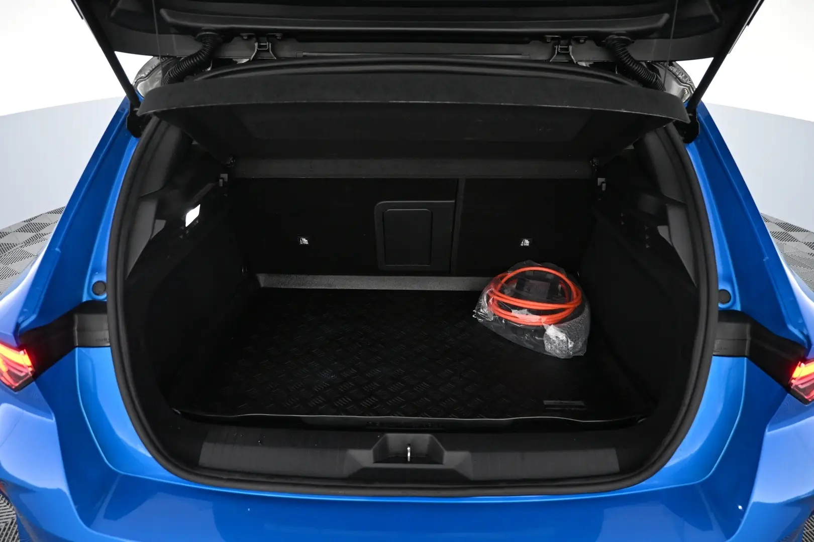 Car Image - oAJ9qpySy96LXucEzympd