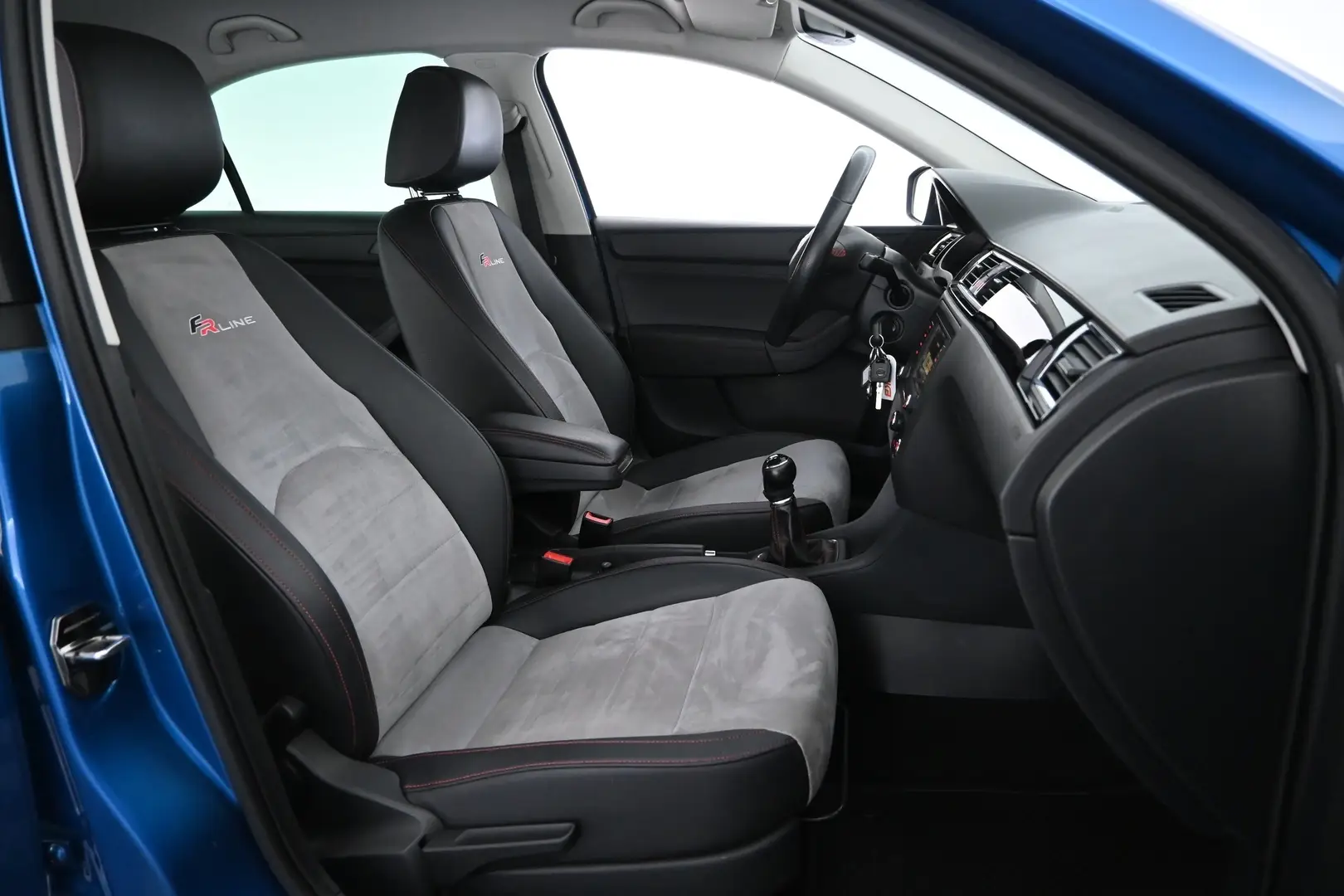 Car Image - 499CA670rAQsgD8pW0UXJf