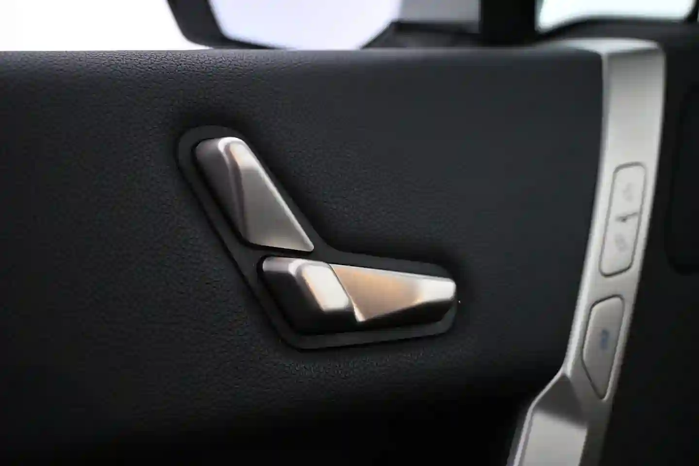 Car Image - N63FfwqNESULjJYM7nKS1