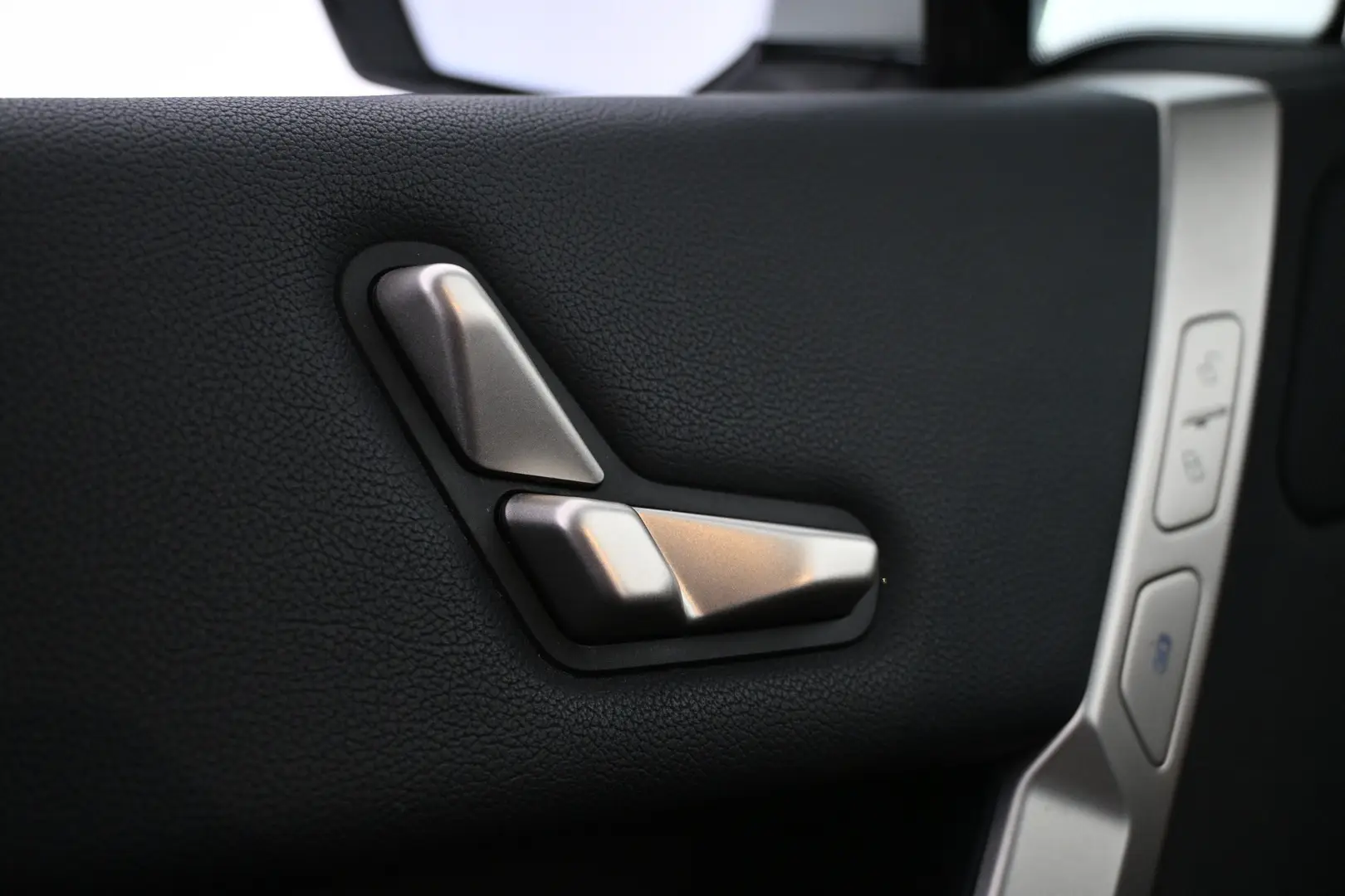 Car Image - N63FfwqNESULjJYM7nKS1