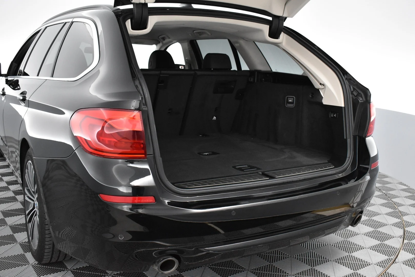 Car Image - 5bLjviMffSCLn6bsLhoviA