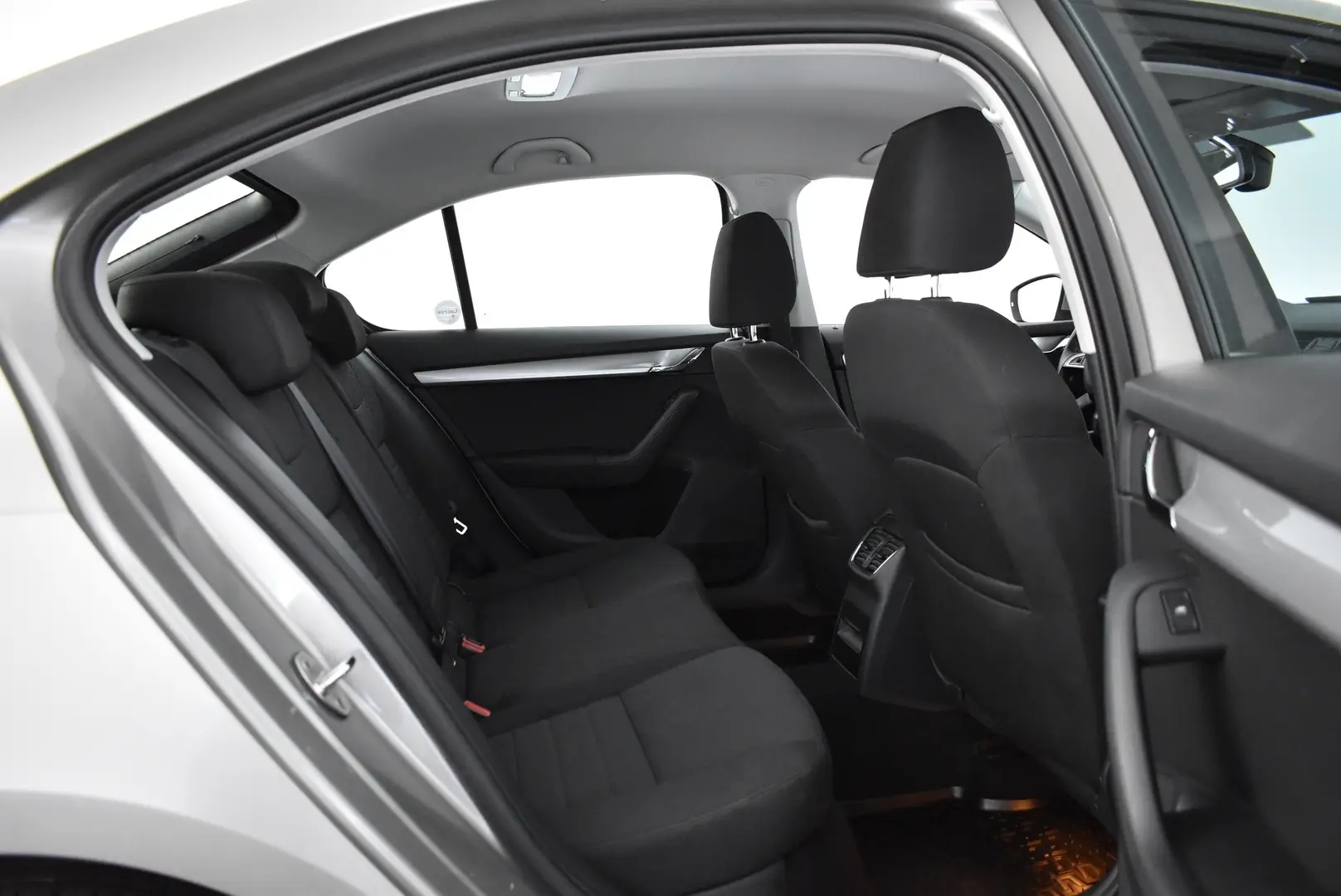 Car Image - 6onBqsp9EOSl7HUlkKAMA6