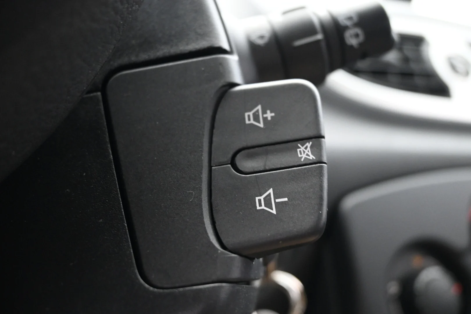 Car Image - 1mziNovOajxoAXFK8Sz7Xe