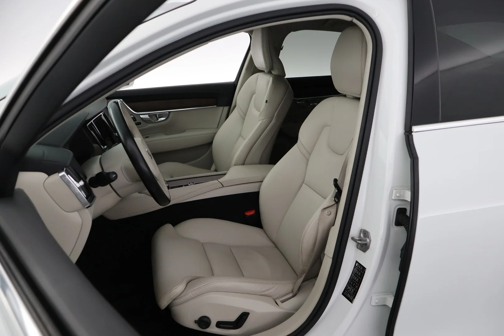 Car Image - rsrT9txfg9CElAnVdHzcE