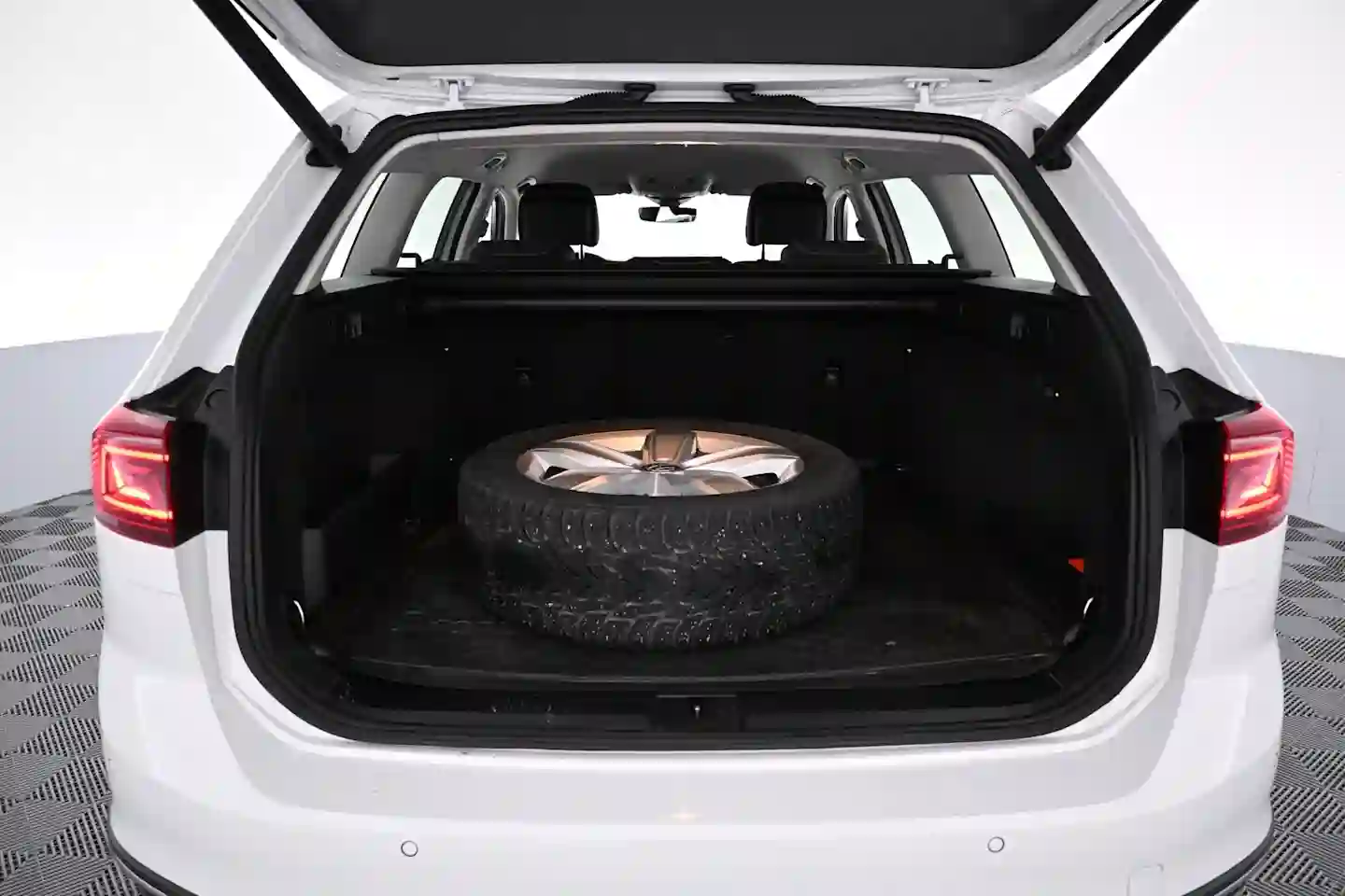 Car Image - 6z2dmXcwJ9YeGgDZWDyoEM