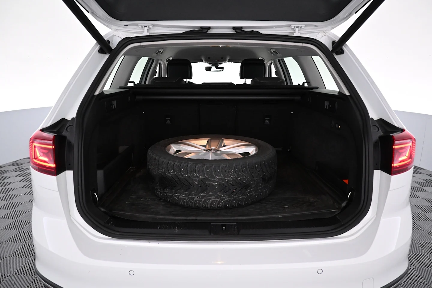 Car Image - 6z2dmXcwJ9YeGgDZWDyoEM
