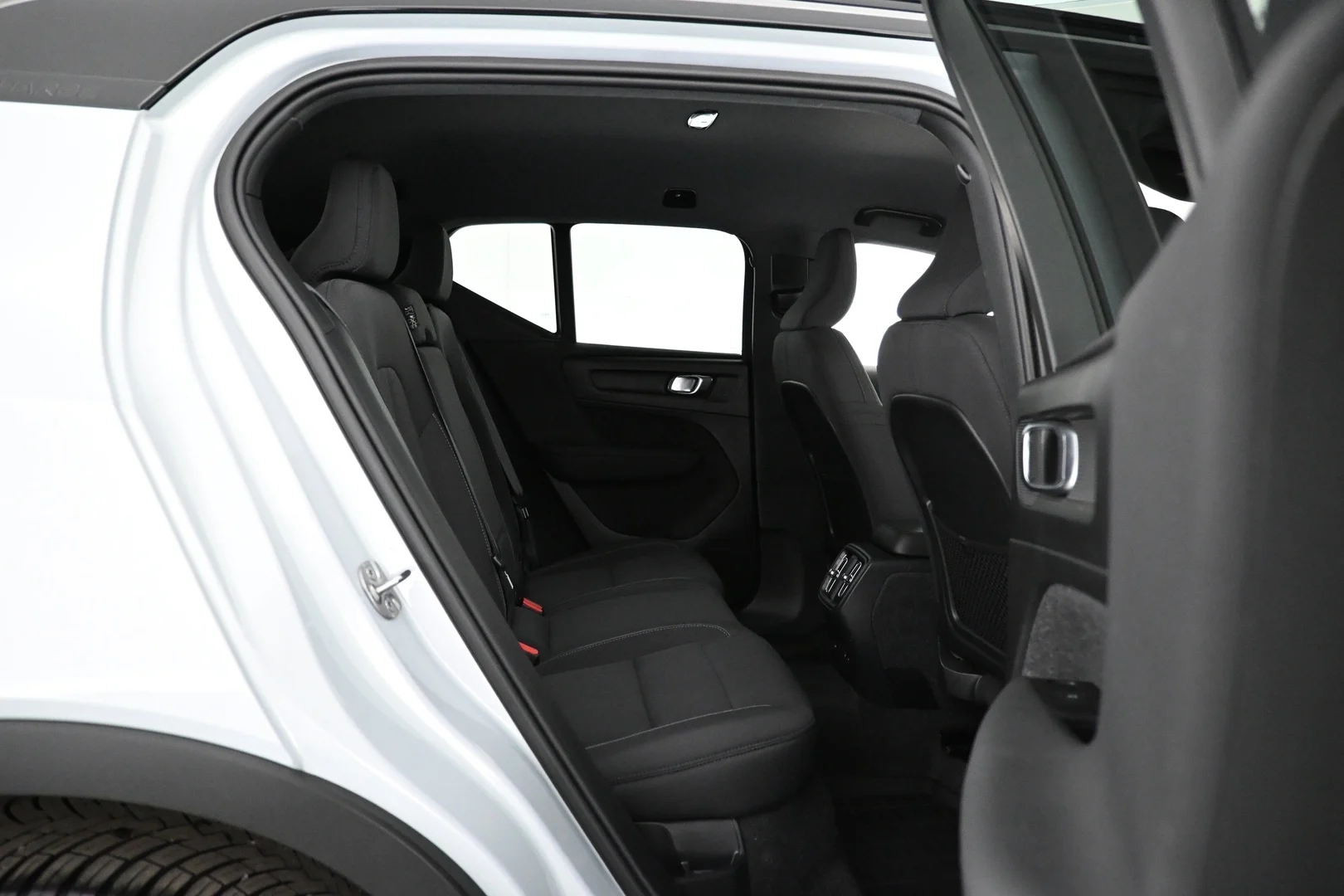 Car Image - lFNsjZot8TnNwpbwEIuYz