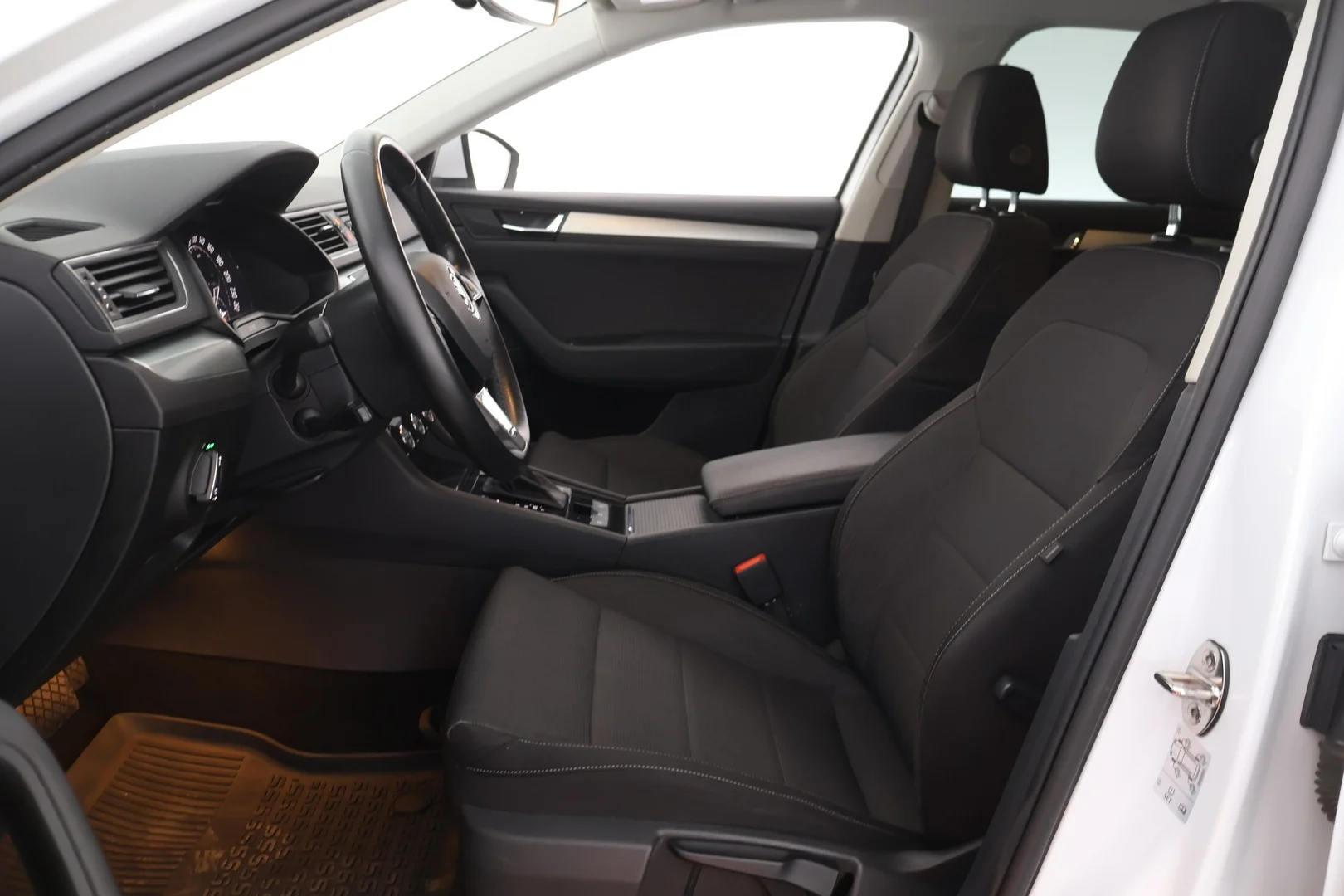 Car Image - 6KzEWNFsrb1lSSNhStfaI8