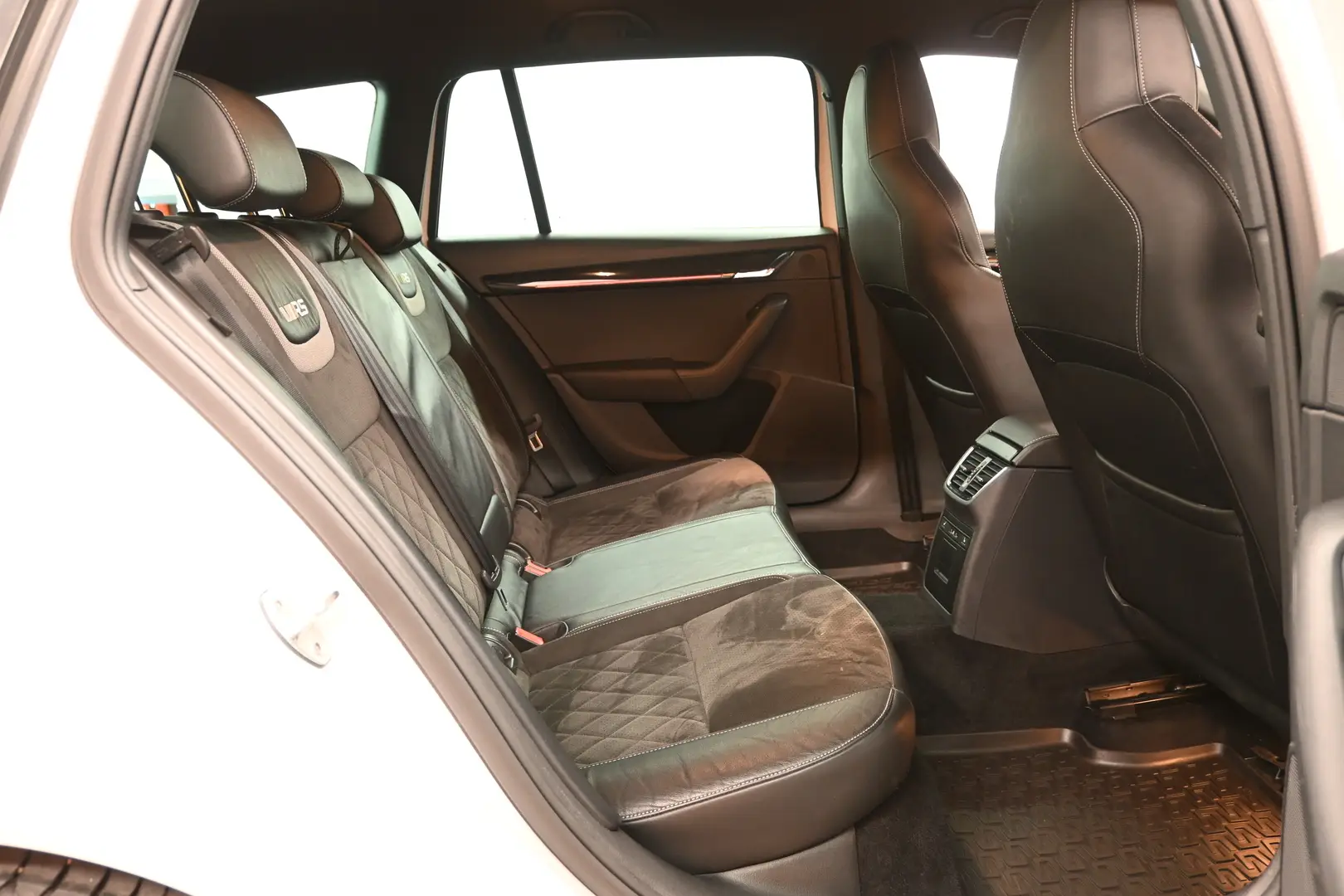 Car Image - 6Y2Ra4dwqqwawW1FA7KN50