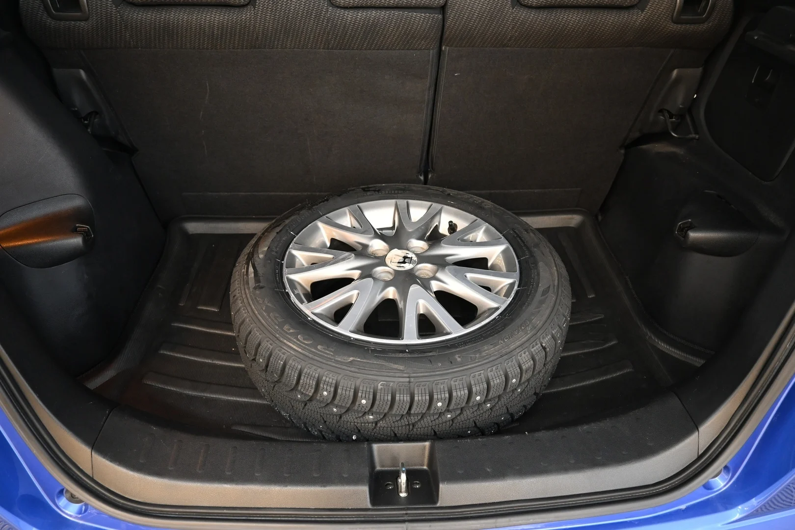 Car Image - gPUiYRVuDjMh27X383HN8
