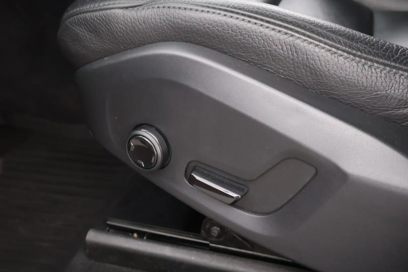 Car Image - 2xGwmoY44bnembLtY1G11a