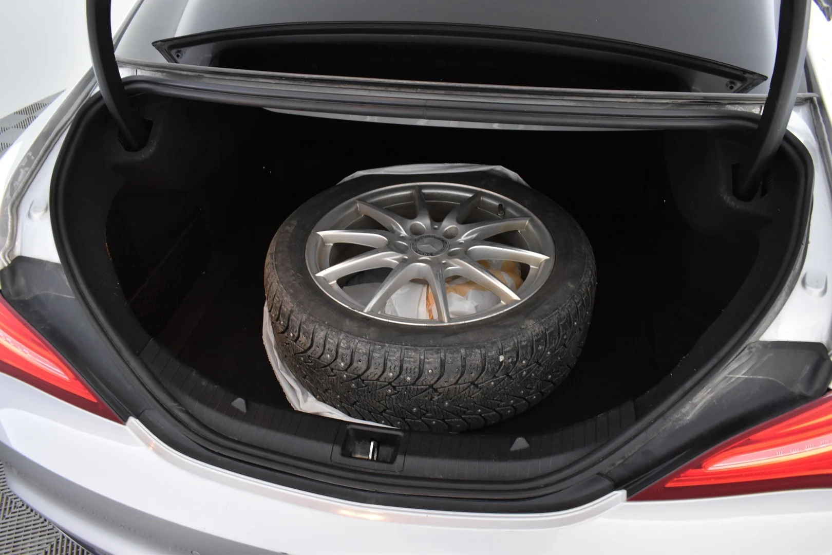 Car Image - 5519LIvKoRxemT8ng49VFc